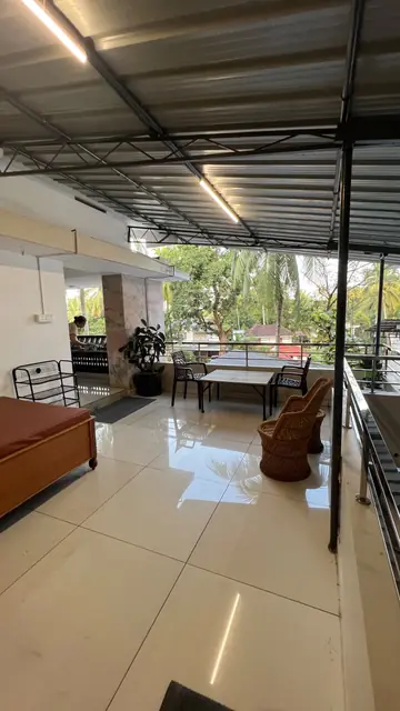 Covered lobby leading to the sit-out